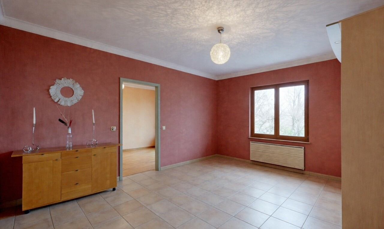 pièce vide avec radiateur, inside property, lumière naturelle, natural light, et plafond texturé