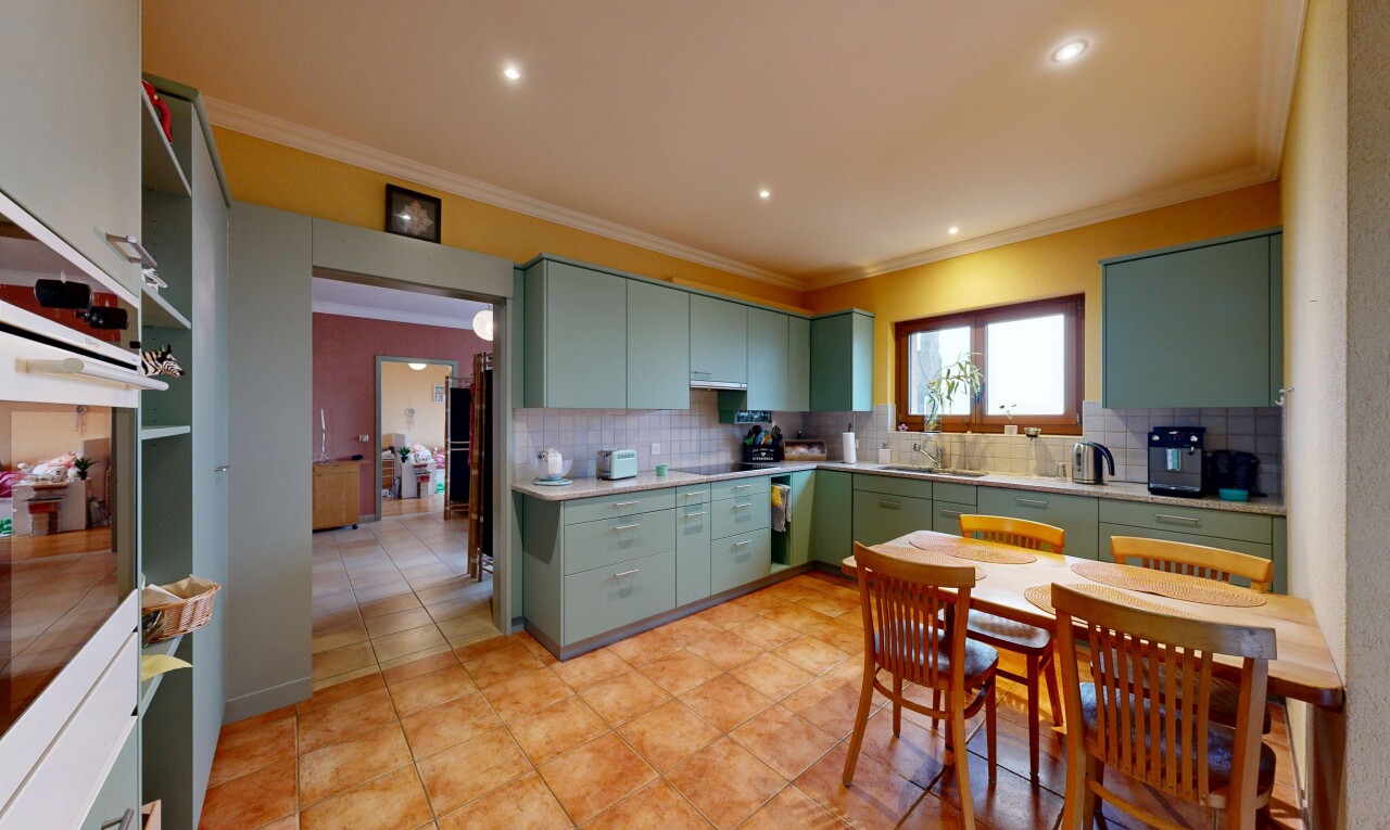 cuisine avec armoires vertes, moulures, crown molding, inside property, et natural light