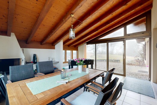 salle à manger avec inside property, plafond à poutres, beamed ceiling, sol en carrelage, et tile floor