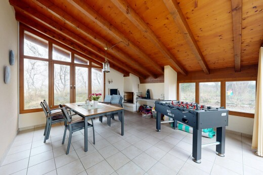 salle à manger avec inside community, plafond voûté, vaulted ceiling, plafond à poutres, et beamed ceiling