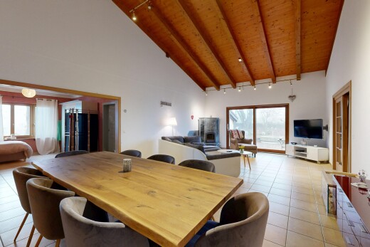 salon / salle à manger avec inside community, plafond haut, high ceiling, cloison sèche, et drywall