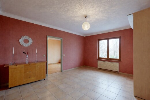 pièce vide avec radiateur, inside property, lumière naturelle, natural light, et plafond texturé