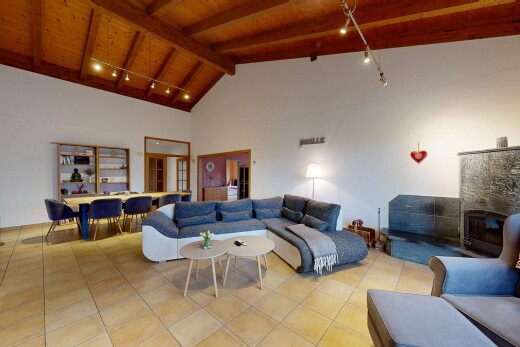 salon / salle à manger avec éclairage sur rail, track lighting, plafond en bois, wood ceiling, et plafond haut