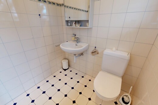 salle de bains avec toilette, miroir, mur en carrelage, tile wall, et inside property