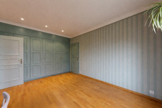 pièce vide avec inside property, sol en finition bois, wood finish floor, éclairage encastré, et recessed lighting