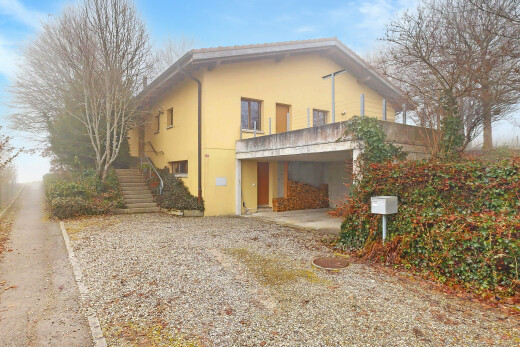 façade avec escaliers, property visible, bardage en stuc, et day time