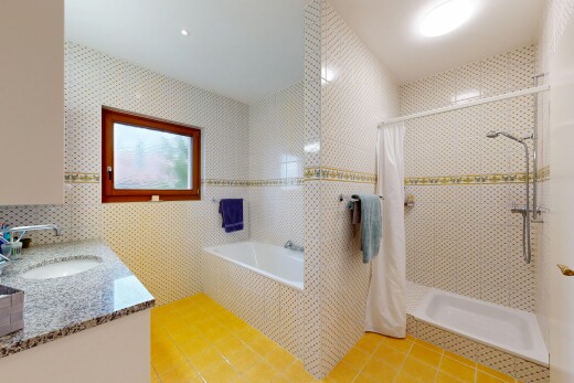 salle de bains avec mur en carrelage, tile wall, douche, salle de bain complète, et sol en carrelage
