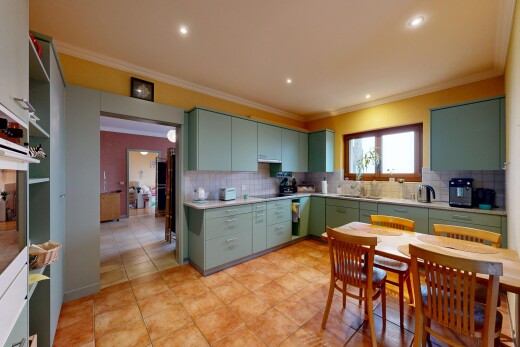cuisine avec armoires vertes, moulures, crown molding, inside property, et natural light