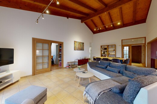 salon avec éclairage sur rail, track lighting, inside property, télévision, et plafond en bois