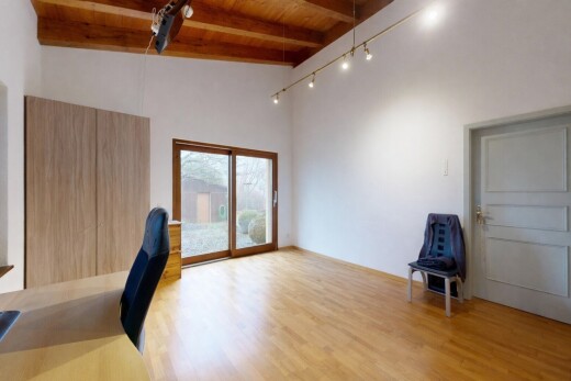 pièce vide avec plafond haut, high ceiling, sol en finition bois, wood finish floor, et inside property