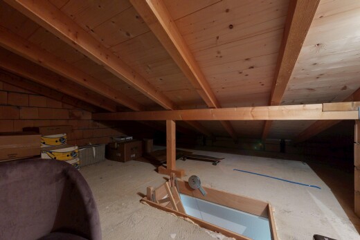 chambre avec unfinished floor, plafond voûté, vaulted ceiling, plafond bas, et low ceiling