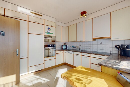 küche mit küchenrückwand beim herd, küchenrückwand beim Herd, fliesenboden, tile floor, und inside property