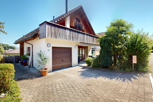 außenansicht mit property visible, day time, balkon, stuckverkleidung, und auffahrt