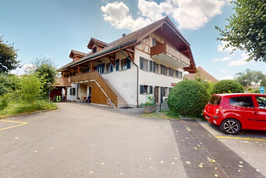 außenansicht mit property visible, treppen, dachgaube, parkplatz, und day time