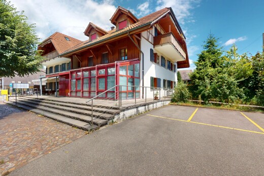 außenansicht mit dachgaube, property visible, parkplatz, day time, und vertikale verkleidung