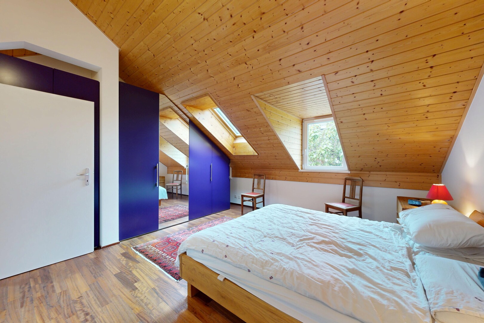 chambre avec pièce supplémentaire, plafond voûté, vaulted ceiling, plafond en bois, et wood ceiling