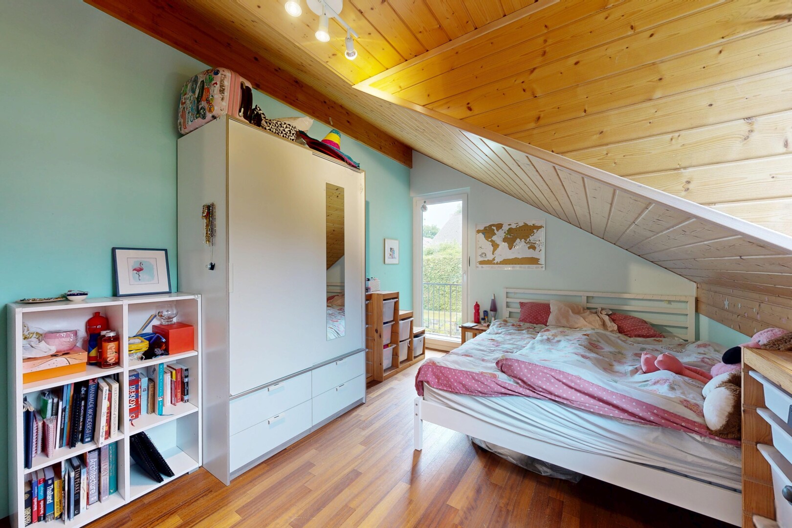 chambre avec wood ceiling, plafond en bois, inside property, wood finish floor, et sol en finition bois