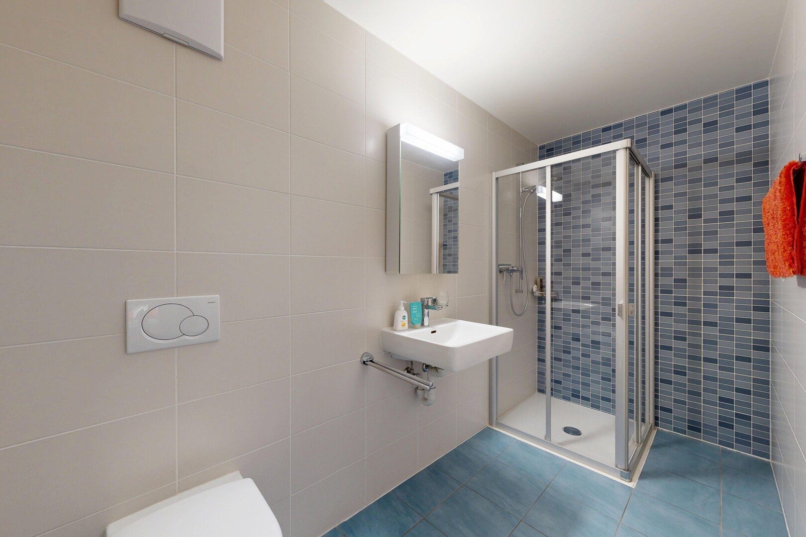 salle de bains avec mur en carrelage, tile wall, salle de bain complète, douche, et évier