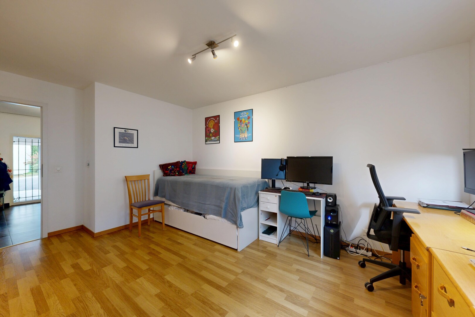 chambre avec inside property, wood finish floor, sol en finition bois, espace bureau, et light floor