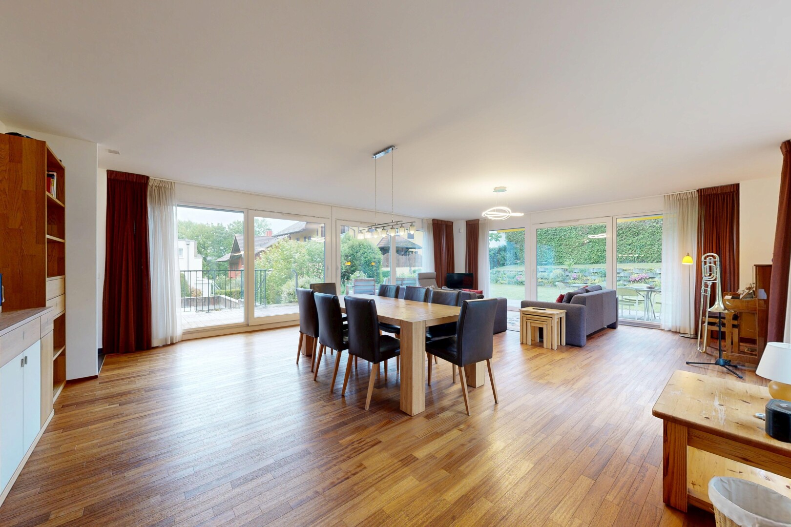 salon / salle à manger avec inside property, sol en finition bois, wood finish floor, lumière naturelle, et natural light