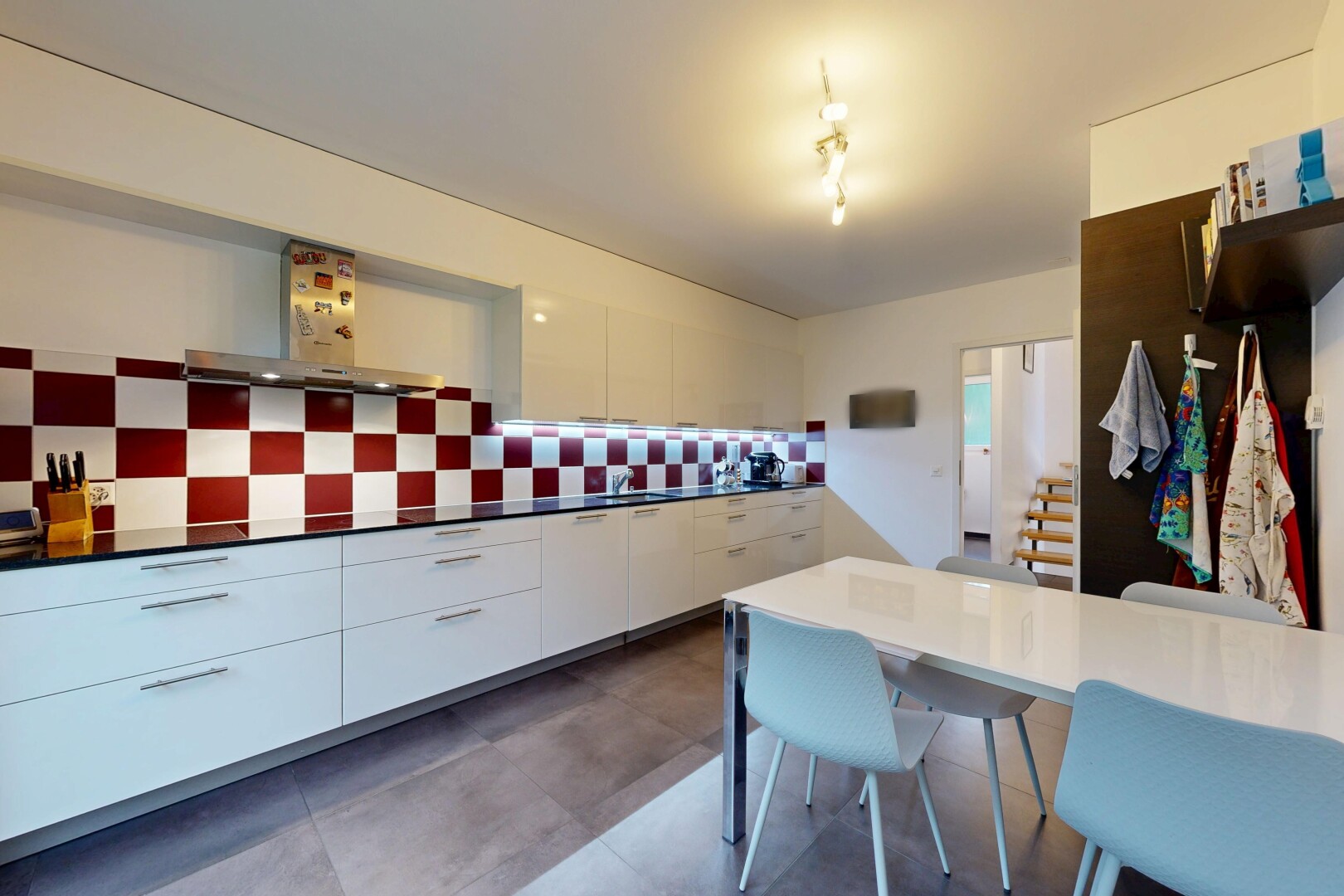cuisine avec dosseret, backsplash, armoires à panneau plat, flat panel cabinets, et inside property