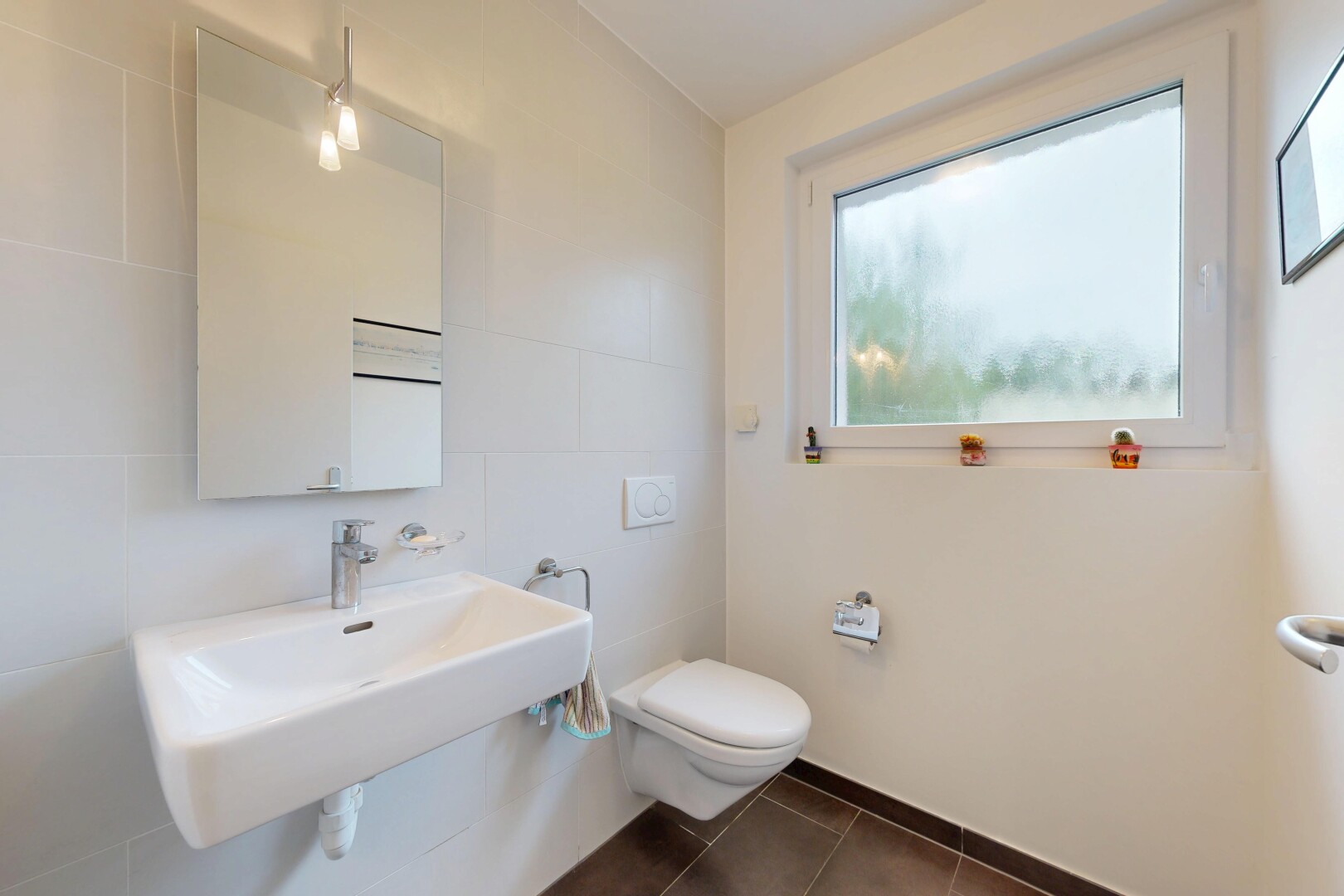 salle de bains avec inside property, toilette, lumière naturelle, natural light, et évier