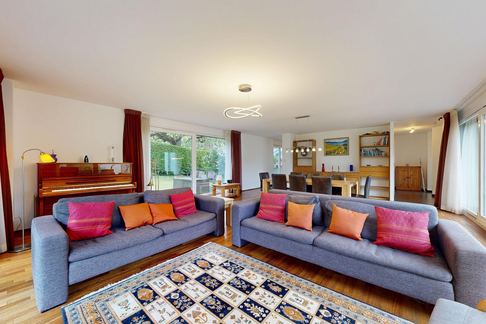 salon avec inside property, sol en finition bois, wood finish floor, cloison sèche, et drywall