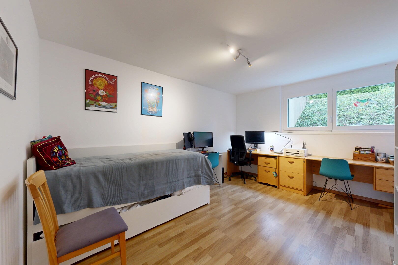 chambre avec espace bureau, inside property, wood finish floor, sol en finition bois, et natural light