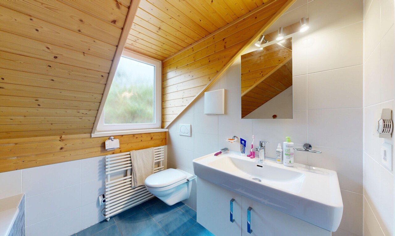 salle de bains avec chauffe-serviettes, inside property, miroir, dark floor, et lavabo (ou coiffeuse selon le contexte)