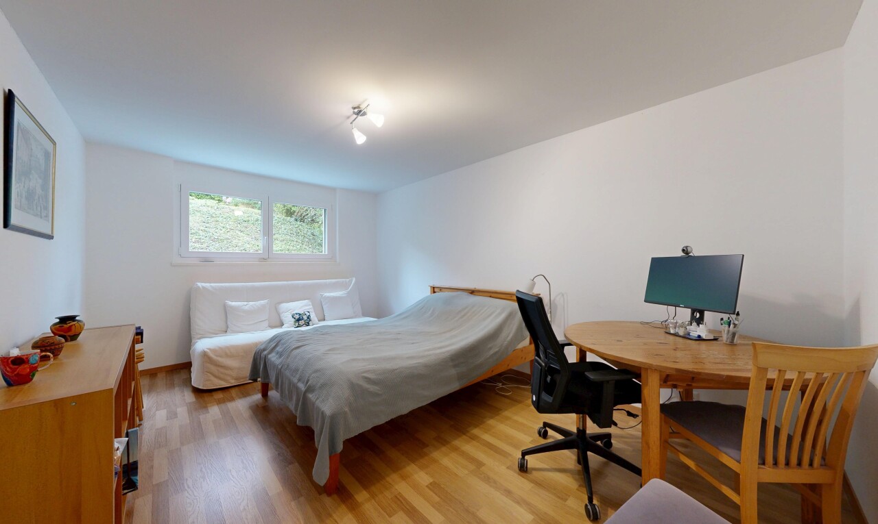 chambre avec sol en finition bois, wood finish floor, lumière naturelle, natural light, et cloison sèche