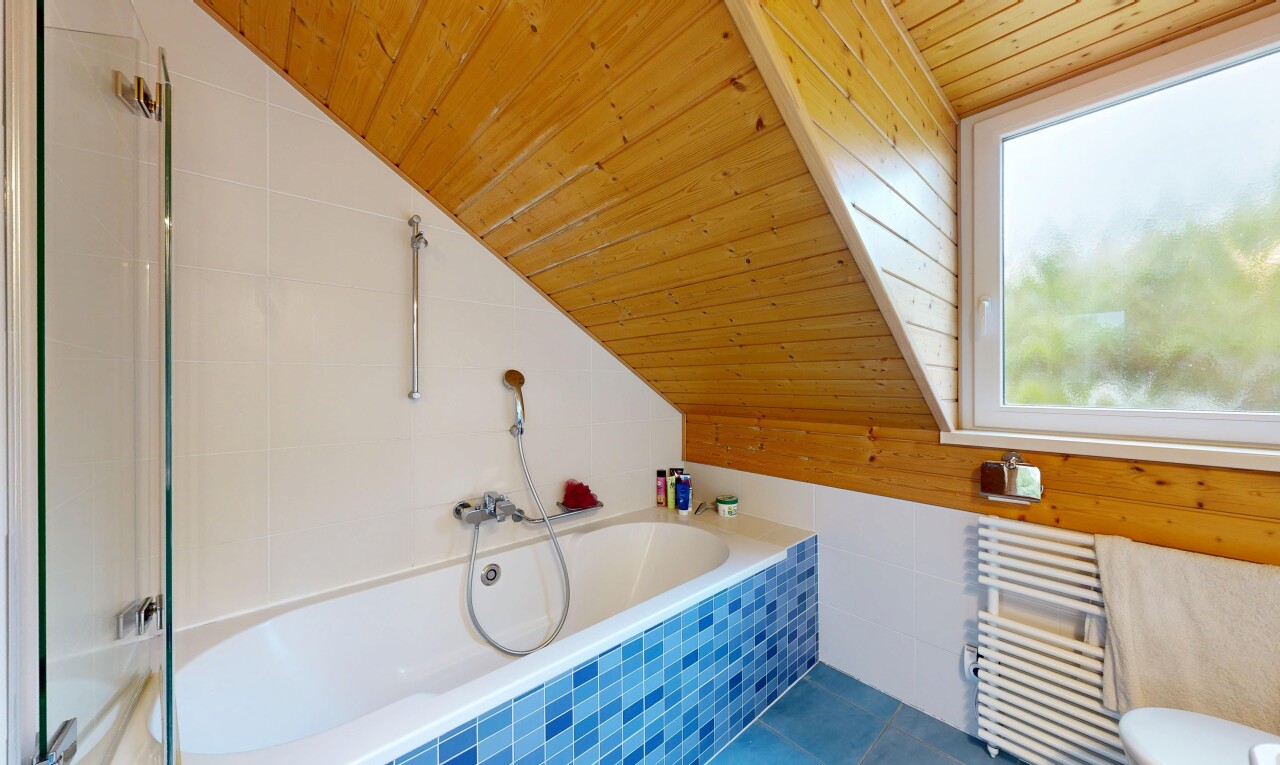salle de bains avec salle de bain complète, vaulted ceiling, plafond voûté, radiateur, et wood ceiling