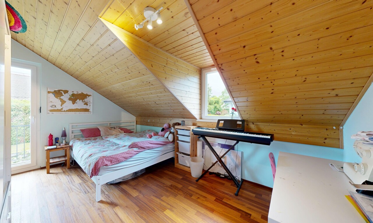 chambre avec wood ceiling, plafond en bois, accès à l'extérieur, pièce supplémentaire, et wood finish floor