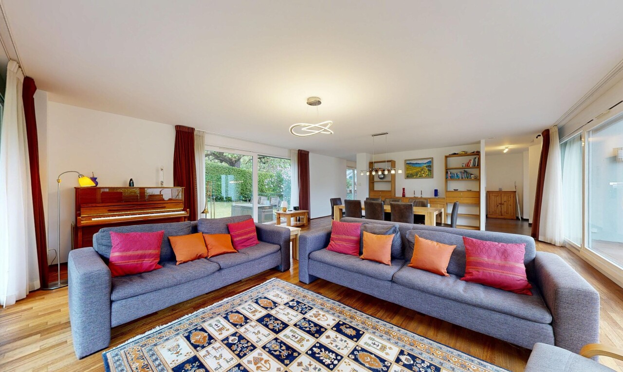 salon avec inside property, sol en finition bois, wood finish floor, cloison sèche, et drywall