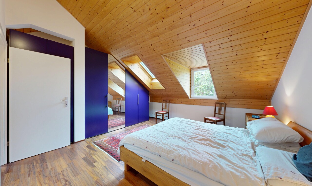 chambre avec pièce supplémentaire, plafond voûté, vaulted ceiling, plafond en bois, et wood ceiling