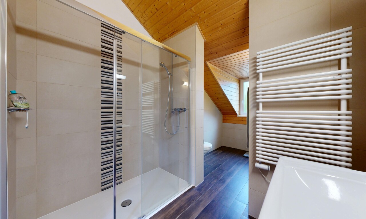 salle de bains avec chauffe-serviettes, radiateur, douche, salle de bain complète, et plafond en bois