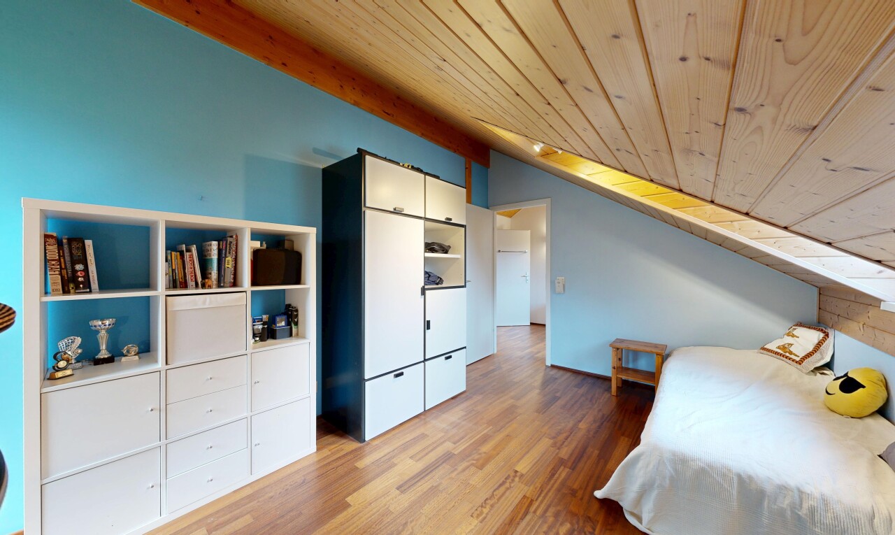 chambre avec drywall, cloison sèche, wood ceiling, plafond en bois, et wood finish floor