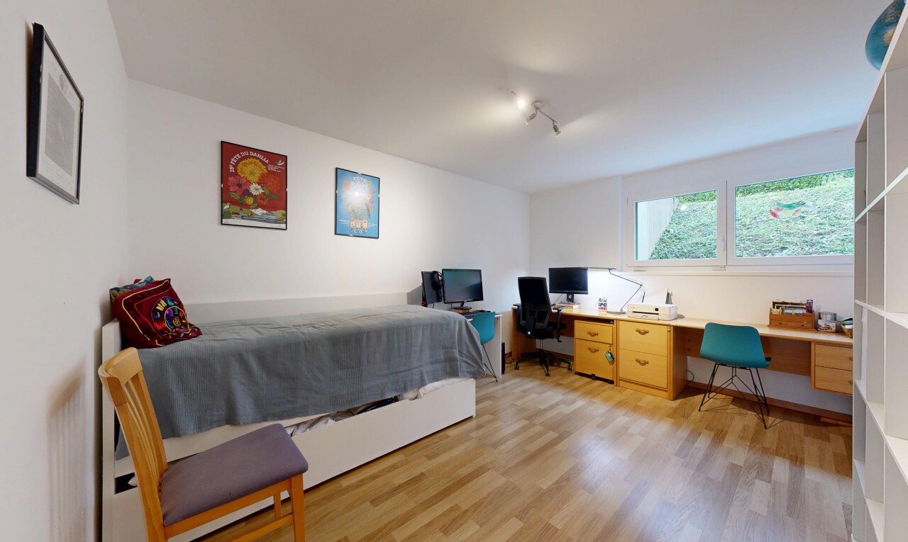 chambre avec espace bureau, inside property, wood finish floor, sol en finition bois, et natural light