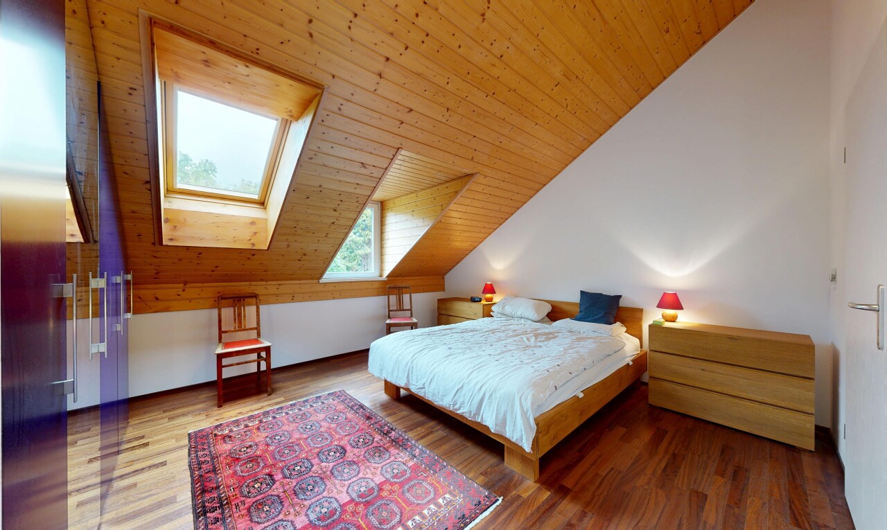 chambre avec pièce supplémentaire, plafond voûté, vaulted ceiling, inside property, et sol en finition bois
