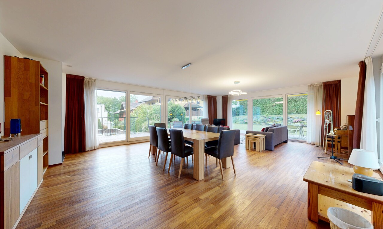 salon / salle à manger avec inside property, sol en finition bois, wood finish floor, lumière naturelle, et natural light
