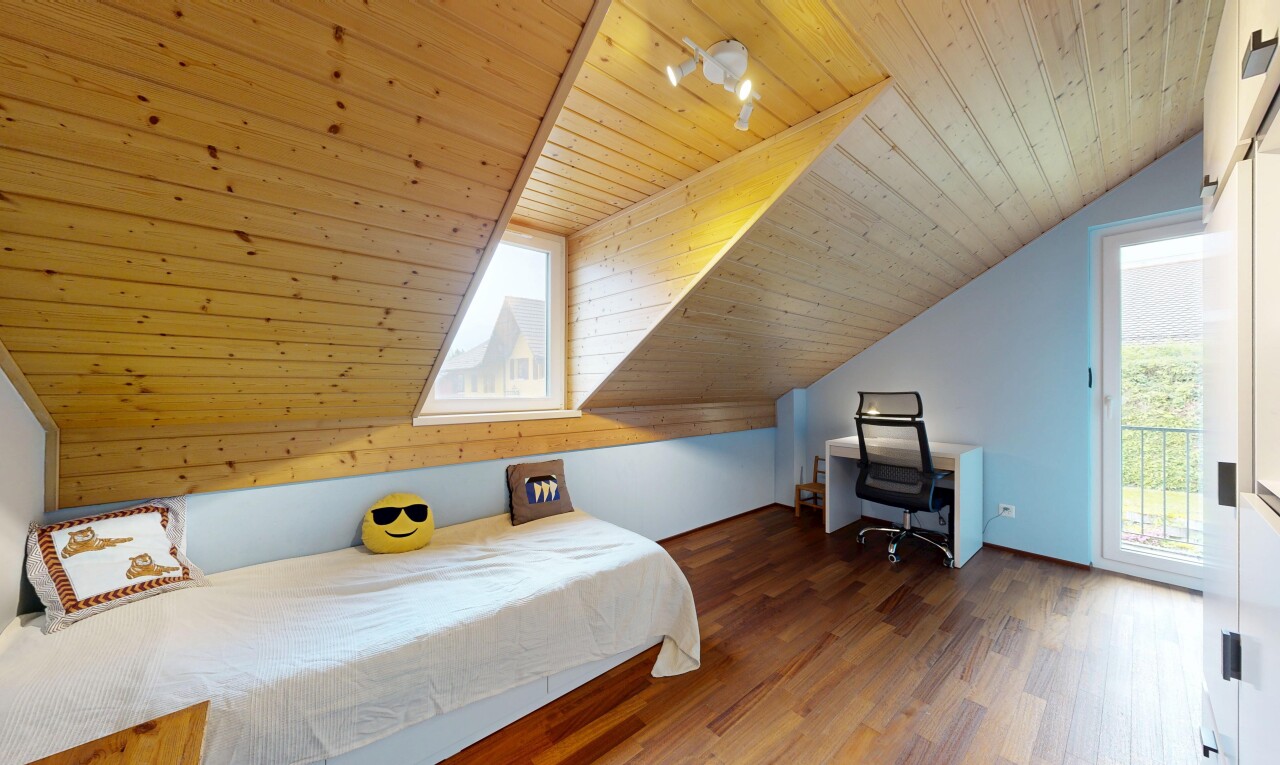 chambre avec wood ceiling, plafond en bois, pièce supplémentaire, low ceiling, et plafond bas