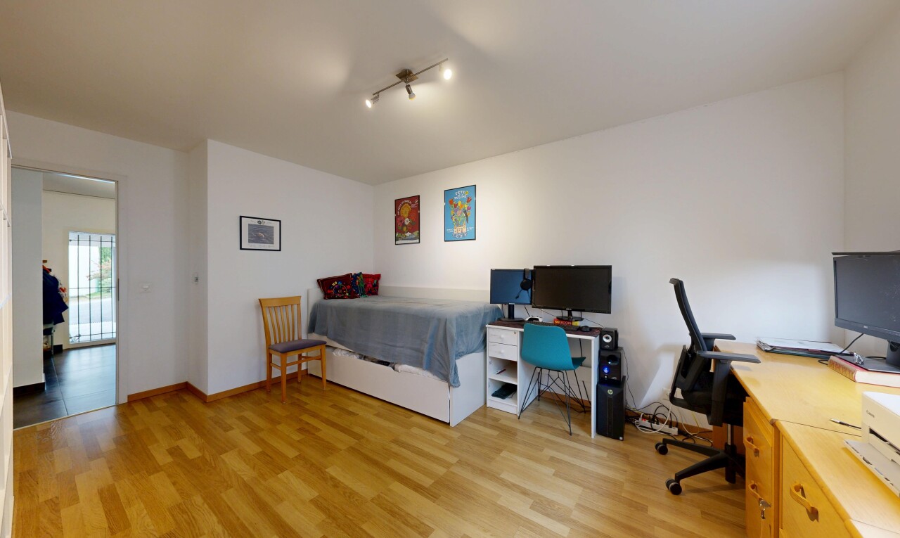 chambre avec inside property, wood finish floor, sol en finition bois, espace bureau, et light floor