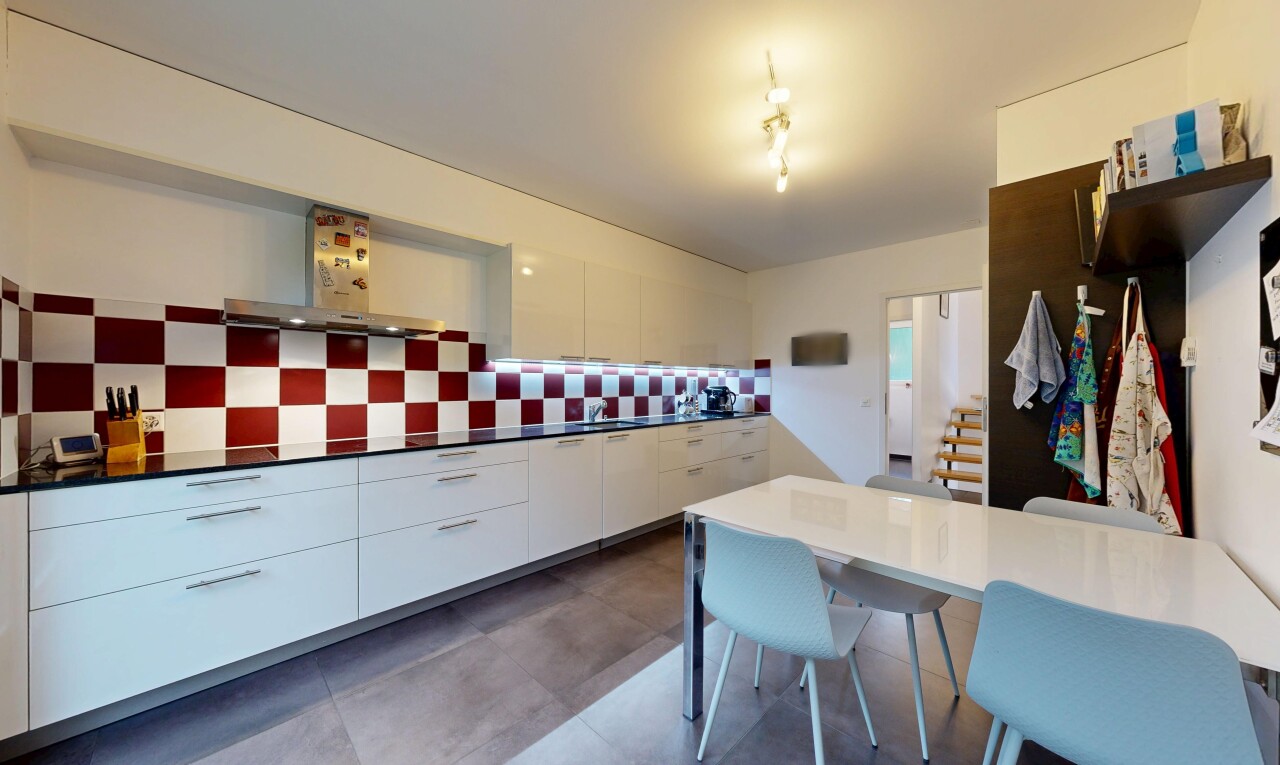 cuisine avec dosseret, backsplash, armoires à panneau plat, flat panel cabinets, et inside property