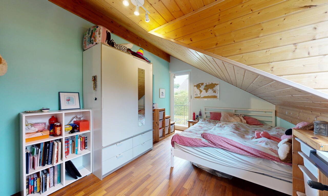 chambre avec wood ceiling, plafond en bois, inside property, wood finish floor, et sol en finition bois