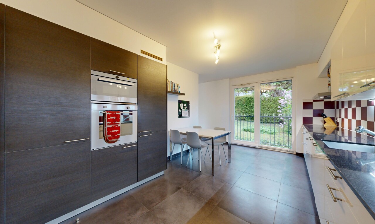 cuisine avec dark floor, four, armoires à panneau plat, flat panel cabinets, et inside property