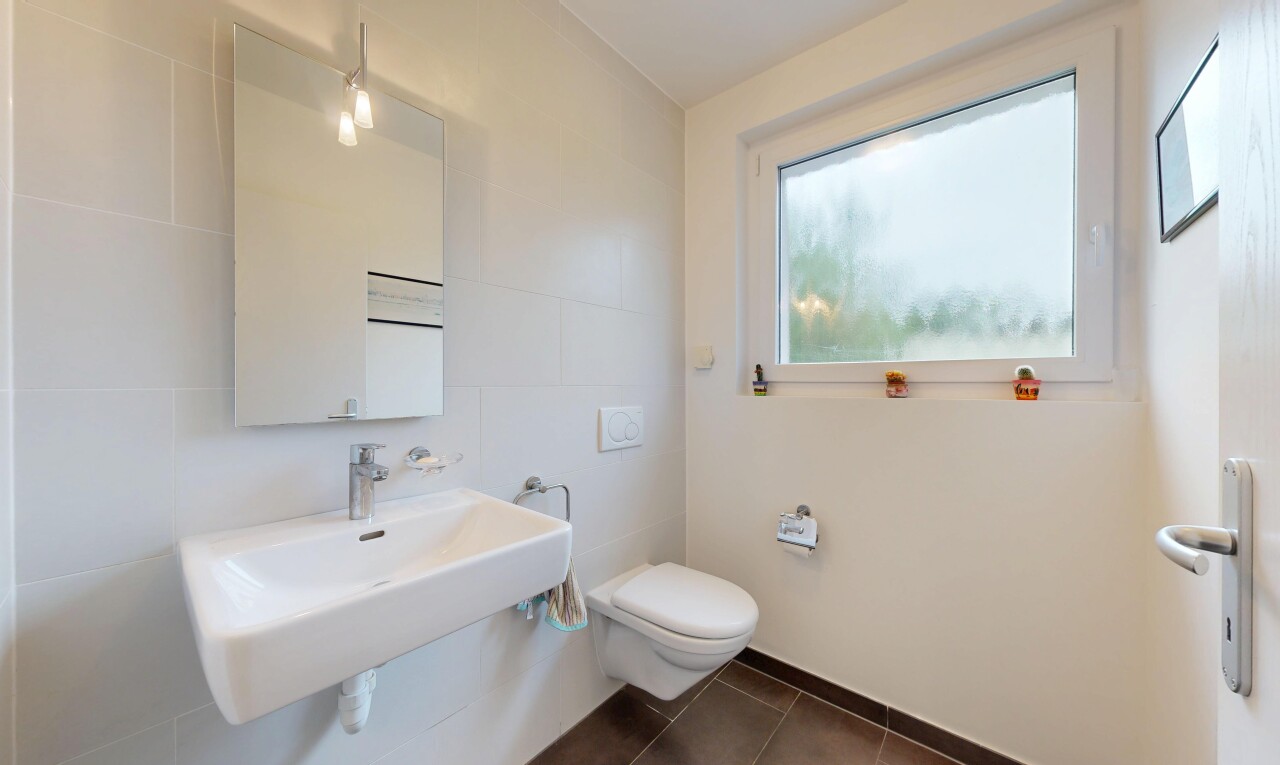 salle de bains avec inside property, toilette, lumière naturelle, natural light, et évier