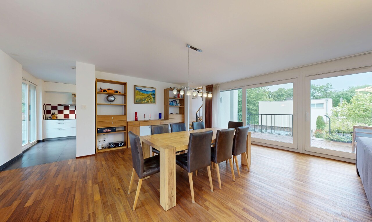 salle à manger avec inside property, lumière naturelle, natural light, sol en finition bois, et wood finish floor