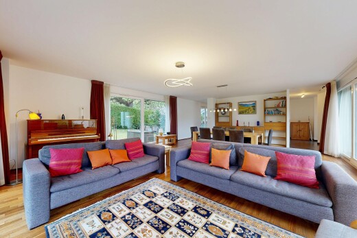 salon avec inside property, sol en finition bois, wood finish floor, cloison sèche, et drywall