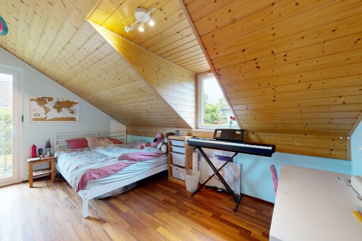 chambre avec wood ceiling, plafond en bois, accès à l'extérieur, pièce supplémentaire, et wood finish floor