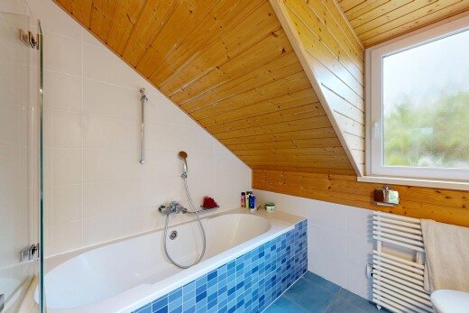 salle de bains avec salle de bain complète, vaulted ceiling, plafond voûté, radiateur, et wood ceiling