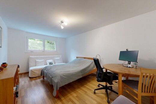 chambre avec sol en finition bois, wood finish floor, lumière naturelle, natural light, et cloison sèche